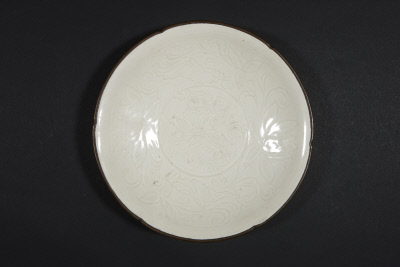 图片[2]-Dingyao white glaze carved lotus flower plate-China Archive